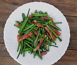 韭菜花炒腊肠的做法