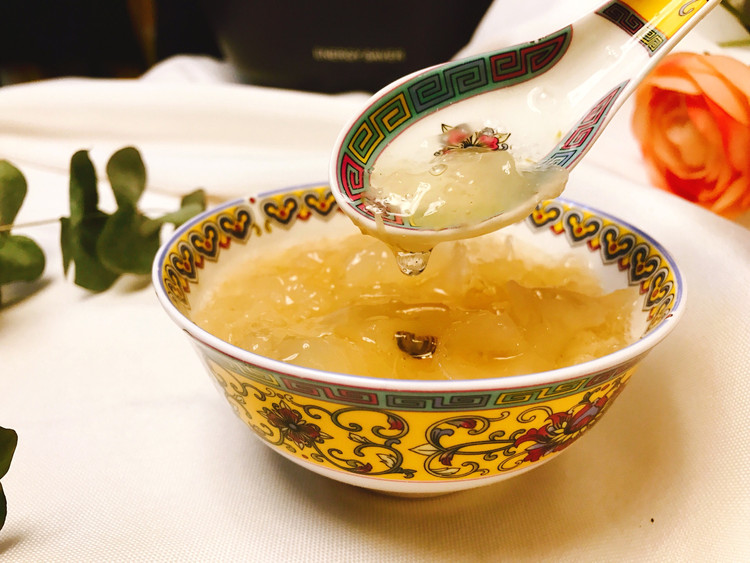 冰糖雪梨菊花银耳羹的做法