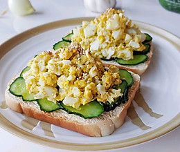 鸡蛋酱瓜三明治的做法