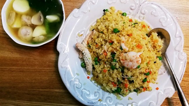 黄金海鲜炒饭的做法