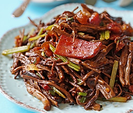 干锅腊肉茶树菇的做法