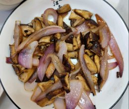 洋葱炒香菇的做法