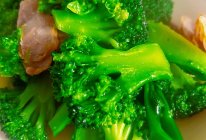 #年饭要飘香，就用外婆乡#腊肉西兰花的做法