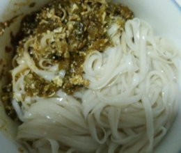 酸菜炒蛋面的做法