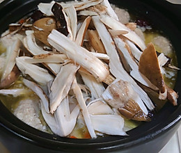 鲜到掉下巴的鸡枞菌鸡汤的做法