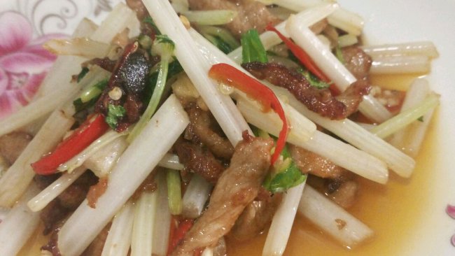 芹菜肉丝的做法