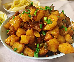 「土豆烧腊肉」的做法