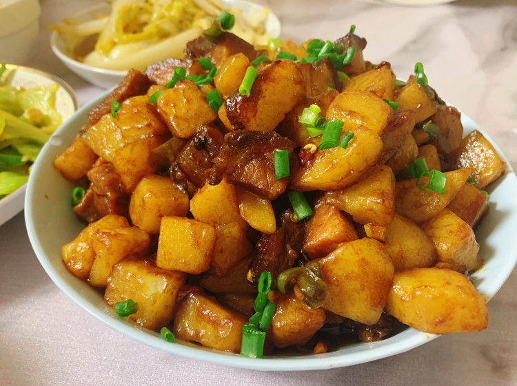 「土豆烧腊肉」的做法