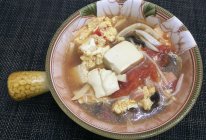 西红柿豆腐菌菇汤的做法