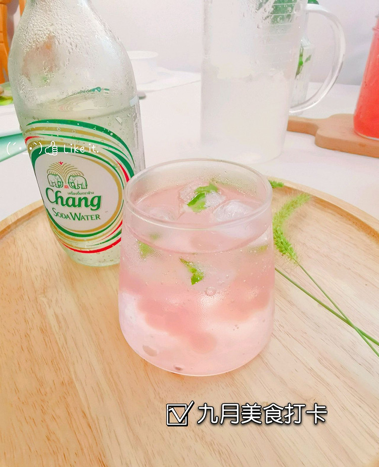 白凉粉和冰块自由的低卡路里冰饮的做法