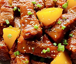 轻轻一咬，瞬间满嘴都是酱汁与鲜嫩的肉～菠萝排骨的做法