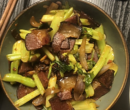 芹菜炒腊肉的做法