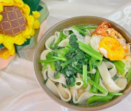 #夏至日，大口吃面#做面小能手为您奉上菠菜鸡蛋手擀面的做法