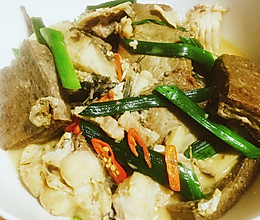 黑豆腐炖鱼的做法