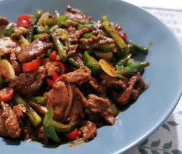 【八月家】小炒牛肉的做法