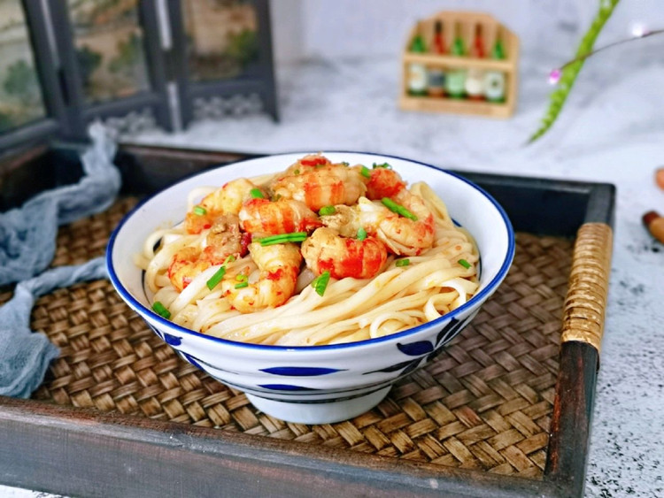 麻辣小龙虾拌面的做法