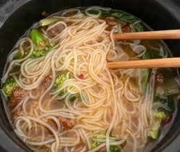 #嗨fun暑假#麻辣肉酱米线的做法