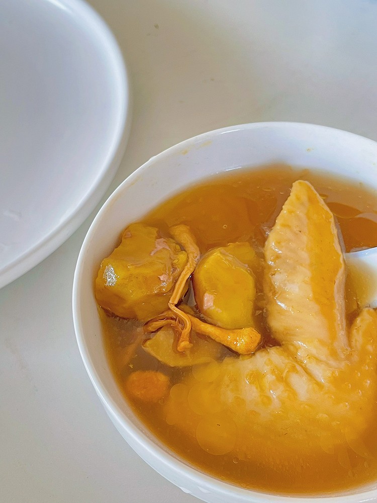 滋补养胃的栗子鸡汤的做法