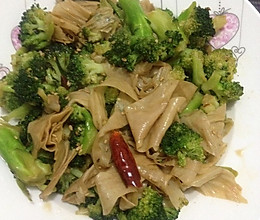 家常素菜--油豆皮炒西兰花的做法