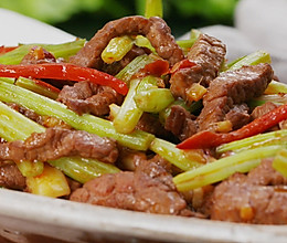 芹菜炒牛肉，鲜香嫩滑有三招的做法