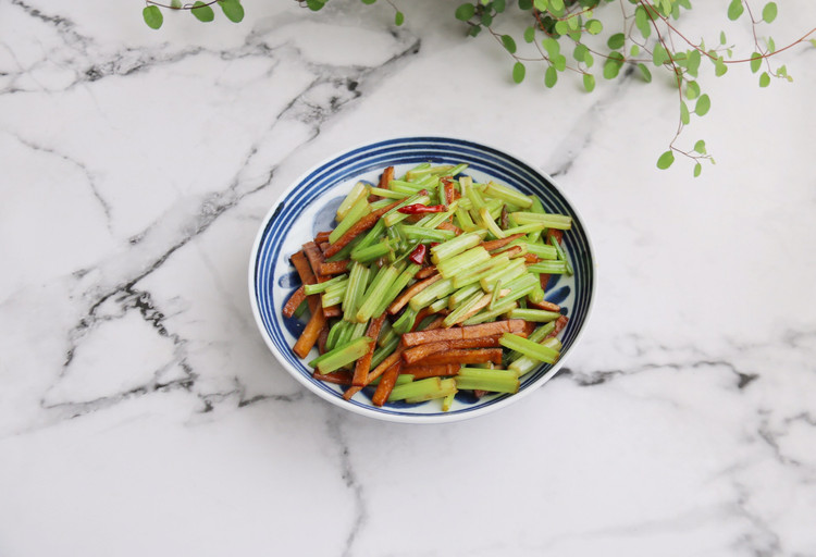 芹菜炒豆干的做法