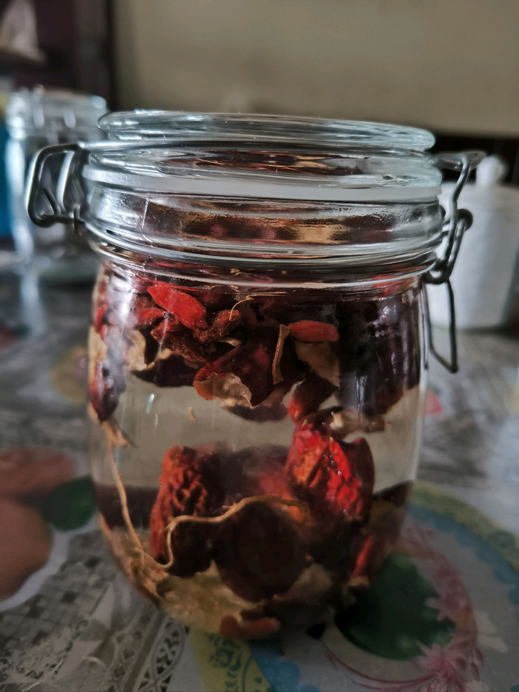 养生红枣人参枸杞泡酒的做法