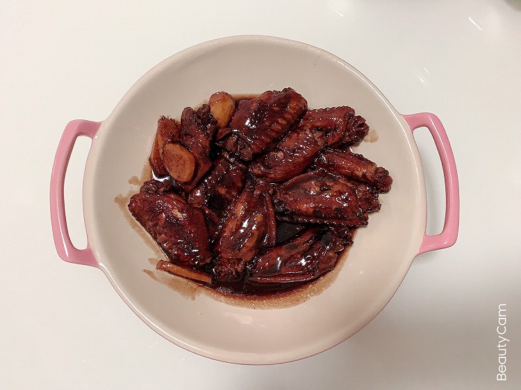 红酒炖鸡翅的做法