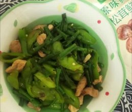 #厨房鲜香秘诀，太太乐松茸鲜，一餐一筷见鲜香#家常炒豇豆辣椒的做法