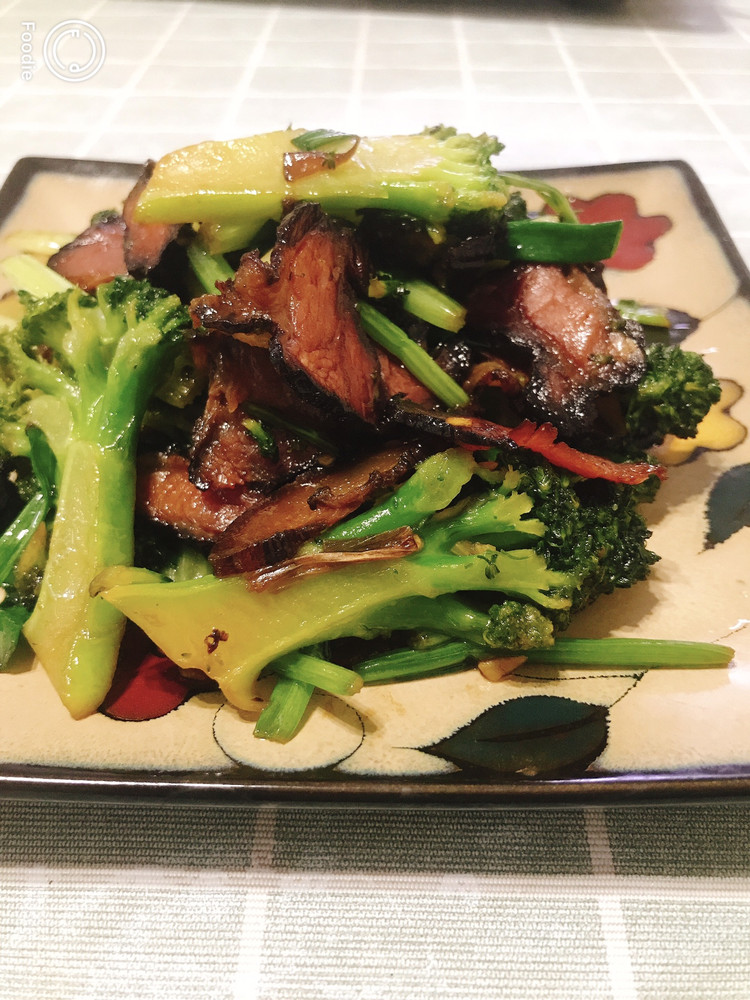 西蓝花炒腊肉的做法