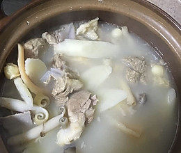 沙虫螺片骨头汤的做法
