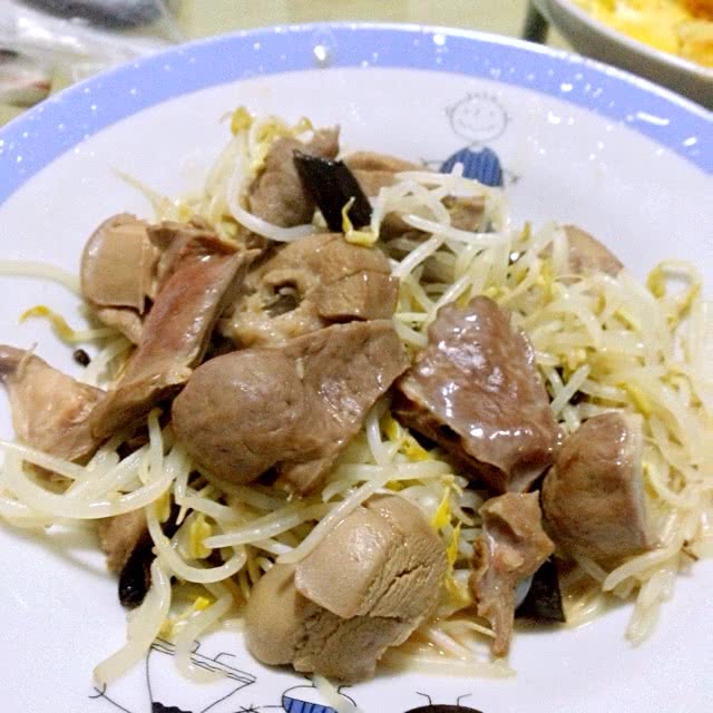 酸辣猪杂炒豆芽的做法