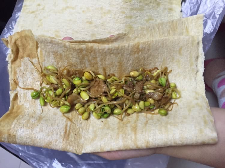 黄豆芽跑肉片（煎饼卷黄豆芽）的做法