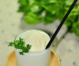 香蕉牛奶冰淇淋冰饮的做法