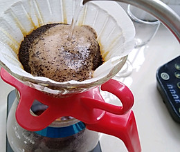 手冲一杯回甘强而不苦的中深烘豆，会比酸味更让人能接受的做法