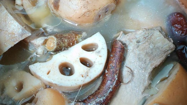 祛湿五指毛桃薏米莲藕汤的做法