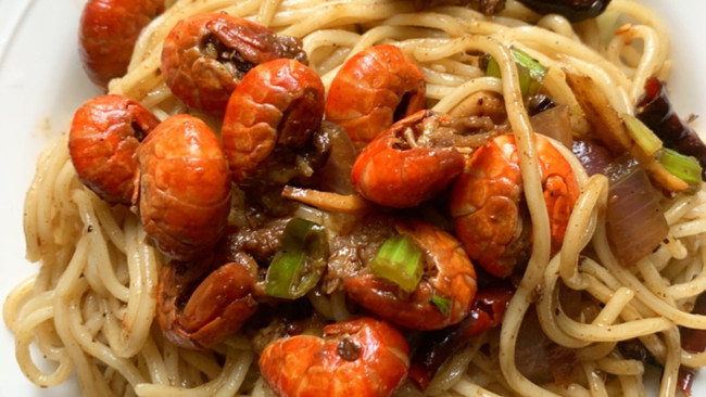 麻辣小龙虾尾拌面的做法