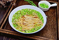 蒜苗酸汤面的做法