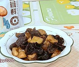 #厨房鲜香秘诀，太太乐松茸鲜，一餐一筷见鲜香#杏鲍菇烩木耳的做法