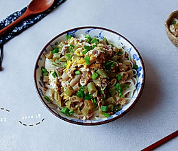 生葱蛋豆熟肉面的做法