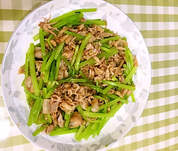 芹菜炒乌贼的做法
