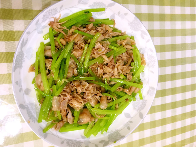 芹菜炒乌贼的做法