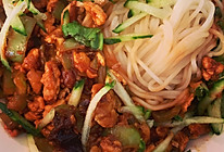 鸡蛋尖椒炸酱面的做法