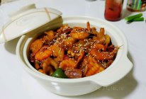 甜辣鸡脚海鲜煲的做法