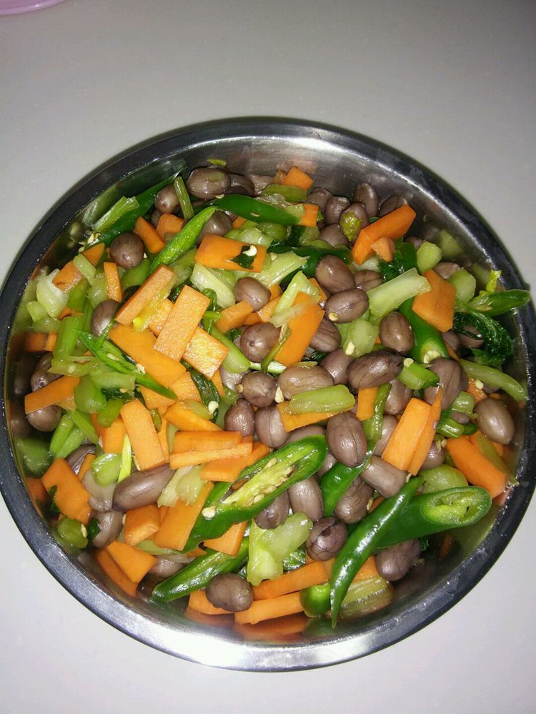 芹菜拌花生米的做法