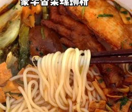 宵夜煮锅豪华香菜螺蛳粉，料多量足好过瘾！的做法