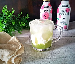 #玩心出道丨夏日DIY玩心潮饮挑战赛#青提乳酸桃桃饮的做法