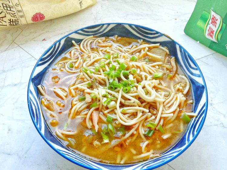 15分钟搞定的简单快手榨菜肉丝面的做法