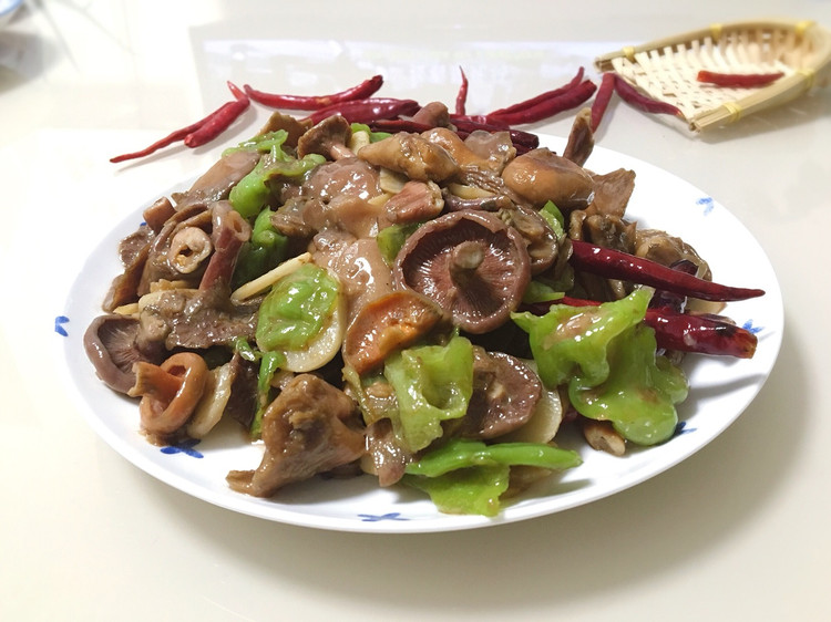 野生菌的季节|爆炒铜绿菌的做法