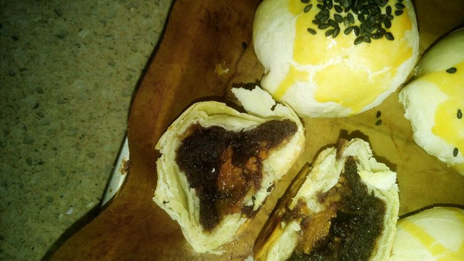 蛋黄豆沙月饼的做法