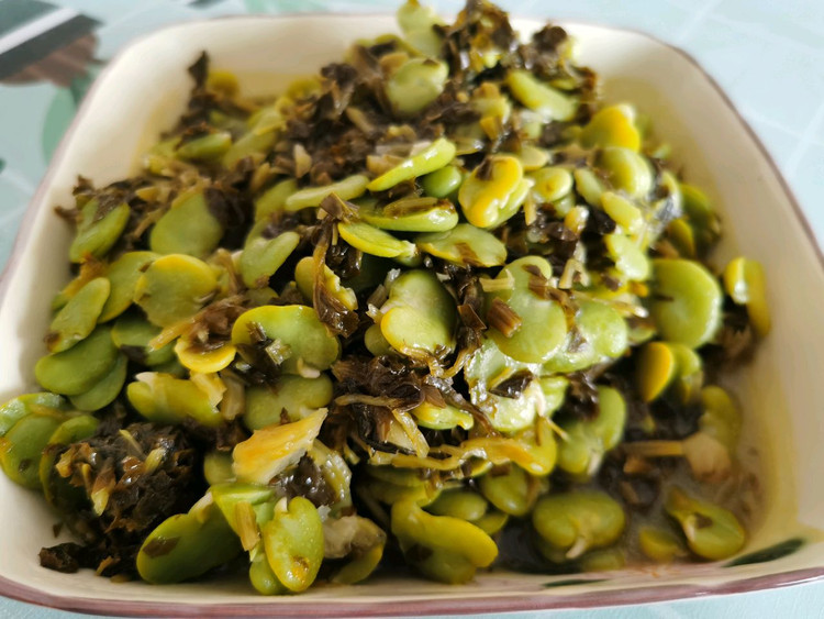 雪菜炒蚕豆的做法